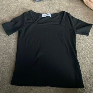 M playground black square neck tee